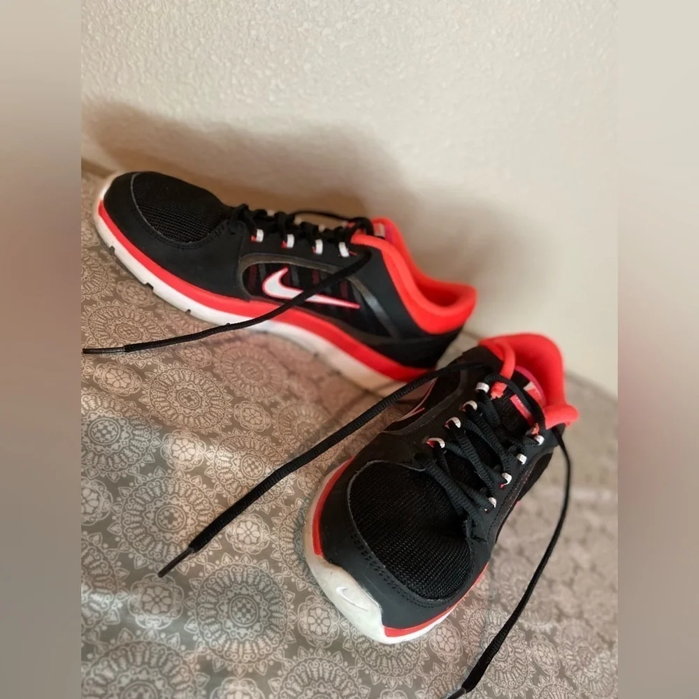 Nike~Flex Trainer 4~Black/Crimson~Running~Gym~Training Athletic Shoe~Size 9.5